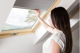 FAKRO APF | Store plissé occultant-isolant pour les fenêtres de toit FAKRO ✓ Compatible avec ARTENS et OptiLight