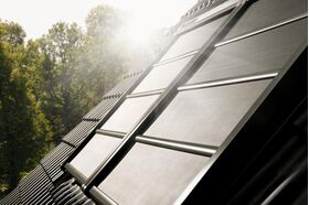 VELUX SSS >> Volet roulant souple occultant à énergie solaire VELUX pour les fenêtres de toit