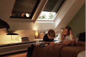 VELUX SSS >> Volet roulant souple occultant à énergie solaire VELUX pour les fenêtres de toit