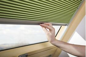 FAKRO APF | Store plissé occultant-isolant pour les fenêtres de toit FAKRO ✓ Compatible avec ARTENS et OptiLight