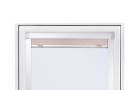 Stepless positioning of the blind for roof window