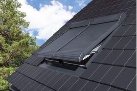 FAKRO ARZ KOMFORT SOLAR | Volet roulant solaire pour les fenêtres de toit FAKRO ✓ Compatible avec ARTENS et OptiLight