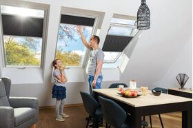 Fenêtre de toit FAKRO FTU-V U4, en bois, rotation, couleur blanche