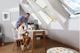 Fenêtre de toit FAKRO FTU-V U4, en bois, rotation, couleur blanche