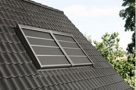 VELUX SSS >> Volet roulant souple occultant à énergie solaire VELUX pour les fenêtres de toit