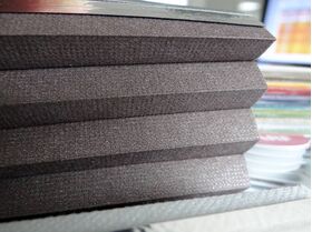 FAKRO APF | Store plissé occultant-isolant pour les fenêtres de toit FAKRO ✓ Compatible avec ARTENS et OptiLight