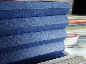 FAKRO APF | Store plissé occultant-isolant pour les fenêtres de toit FAKRO ✓ Compatible avec ARTENS et OptiLight