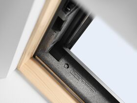 Fenêtre triple vitrage VELUX GLL 1064 | Finition bois massif