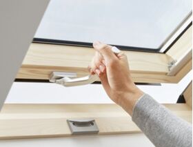 Fenêtre triple vitrage VELUX GLL-B 1061 | Finition bois massif