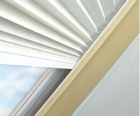 FAKRO APS | Store plissé pour les fenêtres de toit FAKRO ✓ Compatible avec ARTENS et OptiLight
