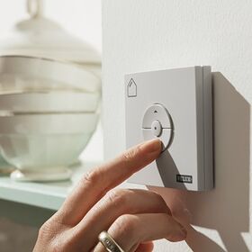 Store extérieur pare-soleil télécommandé VELUX MSL motorisé à énergie solaire