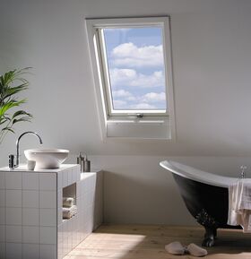 Fenêtre de toit FAKRO FTU-V U4, en bois, rotation, couleur blanche