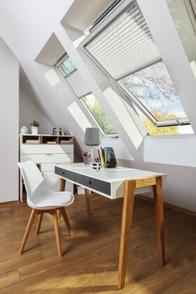 Fenêtre de toit FAKRO FTU-V U4, en bois, rotation, couleur blanche